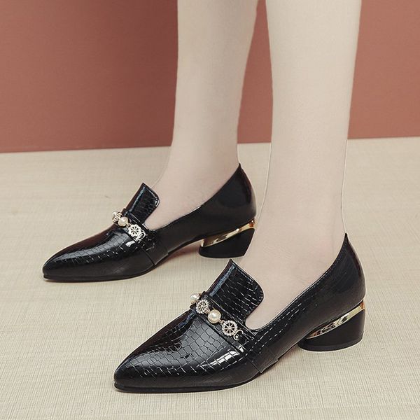 new 2021 spring retro square heel pumps women black patent leather pearl shoes woman british style office pointed toe shoe wnil
new 2021 spring retro square heel pumps women black patent leather pearl shoes woman british style office pointed toe shoe wnil