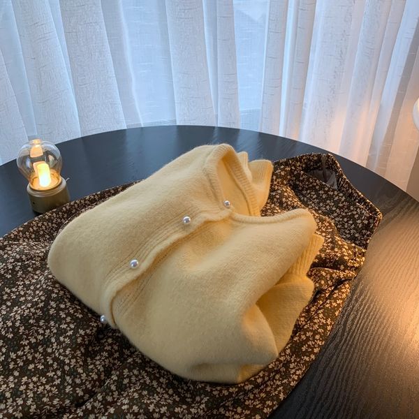 2021 new pearl buckle autumn and winter thickened knitting female round neck inside soft sweater cardigan coat v5ti, White;black
2021 new pearl buckle autumn and winter thickened knitting female round neck inside soft sweater cardigan coat v5ti, White;black