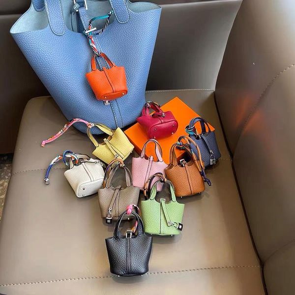 2021 h home genuine leather vegetable basket bag pendant cute mini bucket earphone creative car key ring female luxuryss designerss yw
2021 h home genuine leather vegetable basket bag pendant cute mini bucket earphone creative car key ring female luxuryss designerss yw
