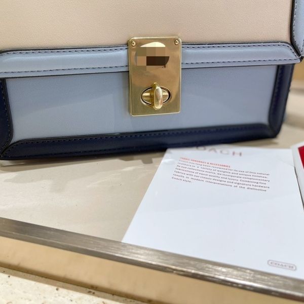 2021 new kouchi women's snake hatton hutton color matching single shoulder cross chain fashion small square storage bags
2021 new kouchi women's snake hatton hutton color matching single shoulder cross chain fashion small square storage bags