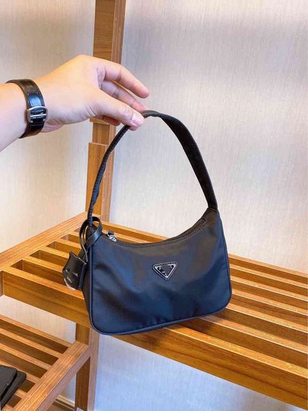 spring soft handle sewing zipper dumpling type leisure inner patch bag black solid color french stick middle single shoulder handbags
spring soft handle sewing zipper dumpling type leisure inner patch bag black solid color french stick middle single shoulder handbags
