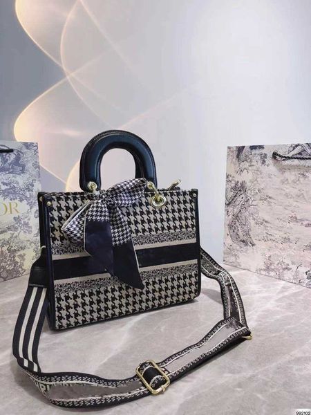 classic flower 2021 designer bag ladies classic high leather leathers retro fashion hit color shoulder bages dai fei bags street shooting wi
classic flower 2021 designer bag ladies classic high leather leathers retro fashion hit color shoulder bages dai fei bags street shooting wi