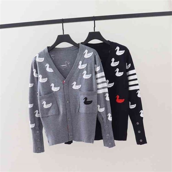 new products in autumn and winter tb college style red, white blue color matching v-neck four pole long sleeve knitted cardigan, White;black
new products in autumn and winter tb college style red, white blue color matching v-neck four pole long sleeve knitted cardigan, White;black