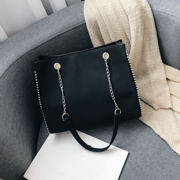 2021 spring and summer single shoulder shopping chain portable new women's rivet bead leisure tote bag
2021 spring and summer single shoulder shopping chain portable new women's rivet bead leisure tote bag