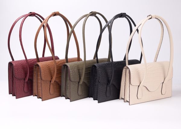 70% off design hand 2020 fashion women's leather advanced sense french niche armpit crocodile single shoulder portable bag r616
70% off design hand 2020 fashion women's leather advanced sense french niche armpit crocodile single shoulder portable bag r616