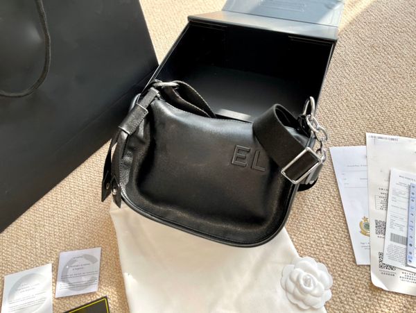 the tasteful style of leather for mobile phones and headphones and other small fashion bags 25*18cm chain bag, Black
the tasteful style of leather for mobile phones and headphones and other small fashion bags 25*18cm chain bag, Black