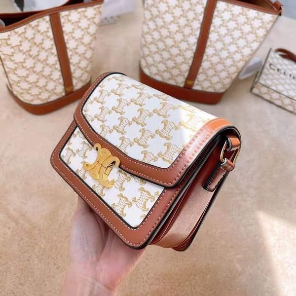 wanghong same triumphal arch 2020 new retro box tofu stewardess small square bag one shoulder messenger bag
wanghong same triumphal arch 2020 new retro box tofu stewardess small square bag one shoulder messenger bag