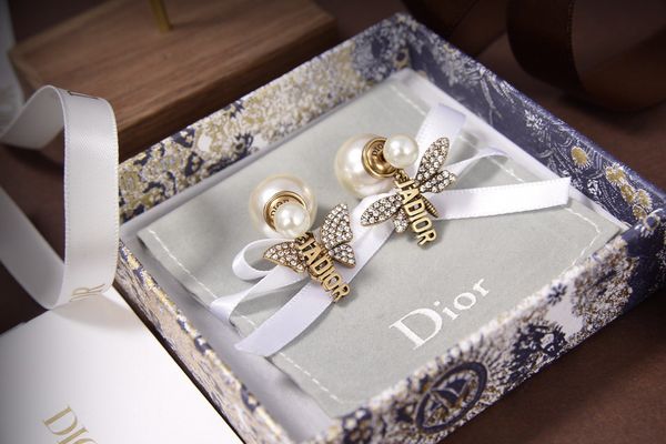 2021 new designer family earrings new bee shell pearl front and back butterfly letter net red, Golden
2021 new designer family earrings new bee shell pearl front and back butterfly letter net red, Golden