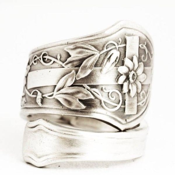 cluster rings vintage silver plated cross flower and leaves engraved twisty ring for women men punk gothic party retro jewelry gift j4m856, Golden;silver
cluster rings vintage silver plated cross flower and leaves engraved twisty ring for women men punk gothic party retro jewelry gift j4m856, Golden;silver