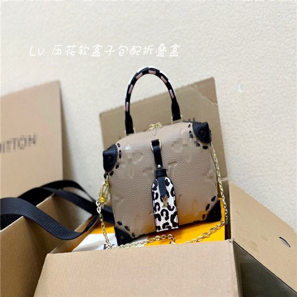 2021 sales of stylish genuine leather women luxury bag designer single-shoulder bags waist classic letter key chain handbag size 21cm*14cm
2021 sales of stylish genuine leather women luxury bag designer single-shoulder bags waist classic letter key chain handbag size 21cm*14cm