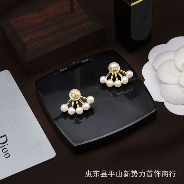 2021 newd family cd letter pearl female 2021 new dijia net red fashion versatile earrings-wholesale, Golden
2021 newd family cd letter pearl female 2021 new dijia net red fashion versatile earrings-wholesale, Golden