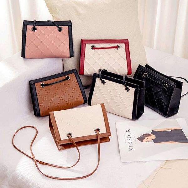 women's pressed line one shoulder mobile phone can be used as a new korean version small square bag in summer and autumn of 2021
women's pressed line one shoulder mobile phone can be used as a new korean version small square bag in summer and autumn of 2021