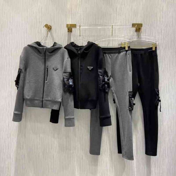p family 2021 early autumn triangular label arm functional buckle pocket design hooded zipper et sweater set, White
p family 2021 early autumn triangular label arm functional buckle pocket design hooded zipper et sweater set, White