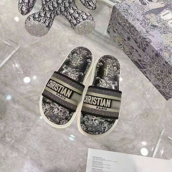 summer 2021 new slippers joker embroidery fashion coat sheepskin everyday flat casual sandals dlogo custom 35-41 size women's shoes, Black 
summer 2021 new slippers joker embroidery fashion coat sheepskin everyday flat casual sandals dlogo custom 35-41 size women's shoes, Black