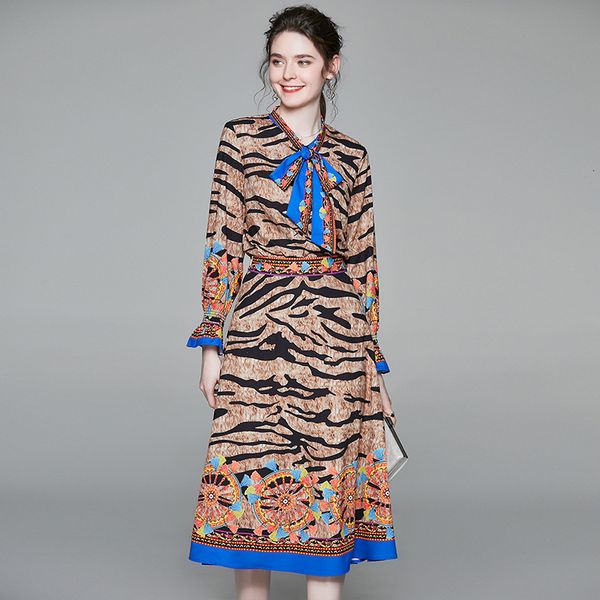 2021 new runway print suit women fashion flare sleeve bow collar shirts +zipper midi skirts vintage 2 two pieces set zcfa, Black;gray
2021 new runway print suit women fashion flare sleeve bow collar shirts +zipper midi skirts vintage 2 two pieces set zcfa, Black;gray