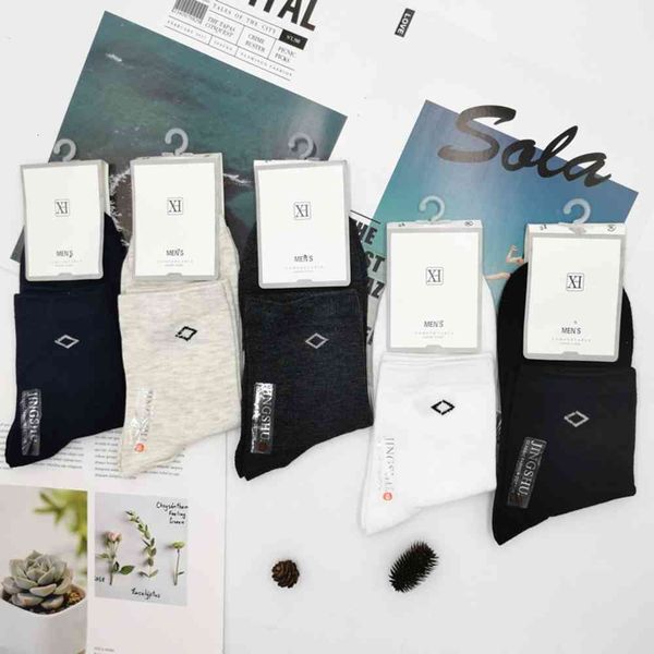 autumn and winter men's color cotton socks long waist running thin four seasons, Black;white
autumn and winter men's color cotton socks long waist running thin four seasons, Black;white