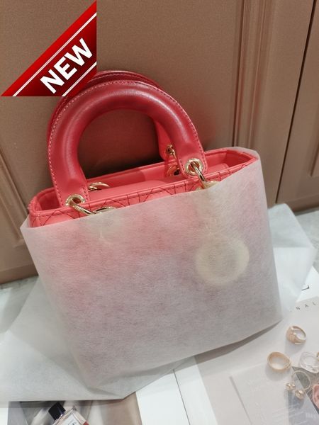 wind imitation embroidered thread dai fei gradually changes color pu sheep pattern portable one shoulder messenger bag is popular and
wind imitation embroidered thread dai fei gradually changes color pu sheep pattern portable one shoulder messenger bag is popular and
