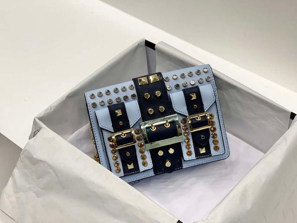 2021 shoulder bag blue fashion willow nail decoration metal chain shoulder strap versatile style large capacity high-end brand
2021 shoulder bag blue fashion willow nail decoration metal chain shoulder strap versatile style large capacity high-end brand