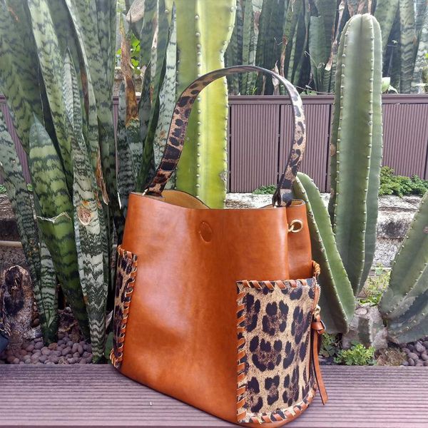 wallets rts 1 pc sample retail women pu leather brown leopard shoulder strap side pocket tote lady daily wear crossbody gift purse, Red;black
wallets rts 1 pc sample retail women pu leather brown leopard shoulder strap side pocket tote lady daily wear crossbody gift purse, Red;black