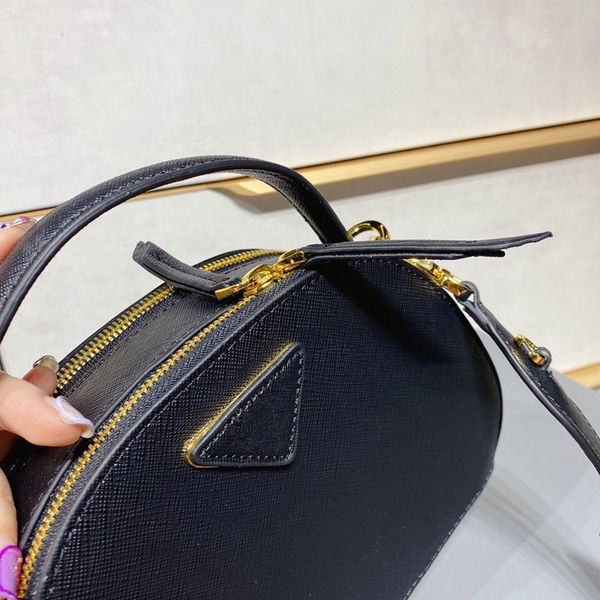 body leisure lady messenger bag 2021 large capacity luxury handbags all-match western style woman designer backpack price concessions
body leisure lady messenger bag 2021 large capacity luxury handbags all-match western style woman designer backpack price concessions