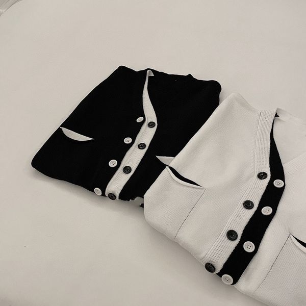 2021 spring new color contrast design sense splicing v-neck slim and versatile temperament long sleeve knitted cardigan girl, Black;white
2021 spring new color contrast design sense splicing v-neck slim and versatile temperament long sleeve knitted cardigan girl, Black;white