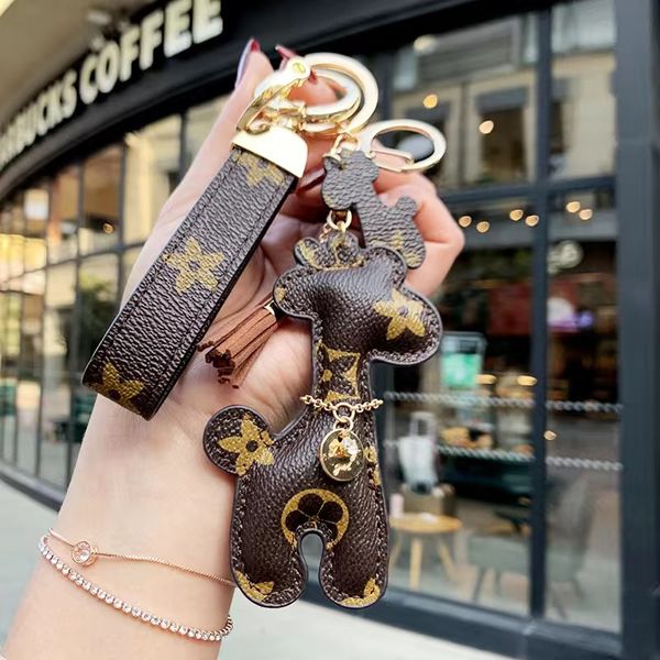 2021 keychain key chain keychains buckle lovers car handmade leather men women bag pendant accessories 19 color with box, Silver
2021 keychain key chain keychains buckle lovers car handmade leather men women bag pendant accessories 19 color with box, Silver