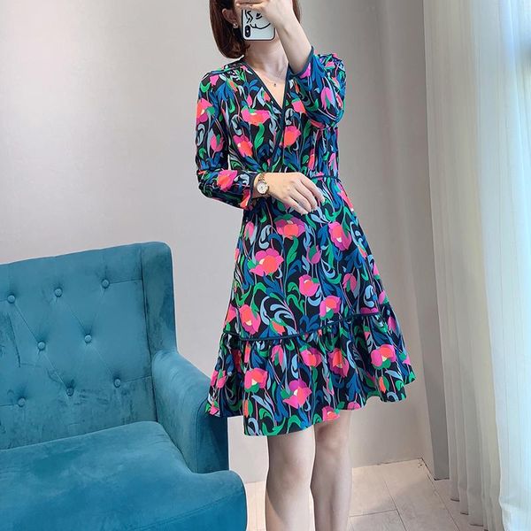 casual dresses 2021 spring floral tulip print mini dress full sleeves v neck elegant fashion, Black;gray
casual dresses 2021 spring floral tulip print mini dress full sleeves v neck elegant fashion, Black;gray