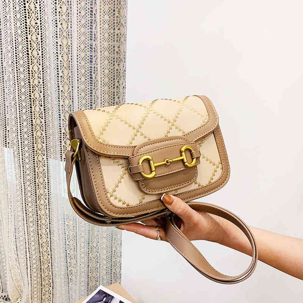 korean embroidered thread lingge small bag women's net red saddle trend metal buckle square single shoulder messenger, Black;red
korean embroidered thread lingge small bag women's net red saddle trend metal buckle square single shoulder messenger, Black;red