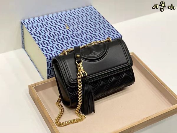 2021 autumn and winter new tb lambskin chain single shoulder small square bag fashion versatile lingge messenger women's
2021 autumn and winter new tb lambskin chain single shoulder small square bag fashion versatile lingge messenger women's