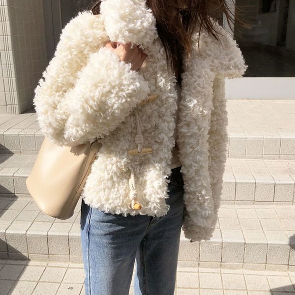 2021 Top quality Winter Designer Wool Blend Short Women Thick Lambwool Coat Ladies Horn Buttons Cardigan White Turn-down Collar Overcoa 85VV, Black
2021 Top quality Winter Designer Wool Blend Short Women Thick Lambwool Coat Ladies Horn Buttons Cardigan White Turn-down Collar Overcoa 85VV, Black