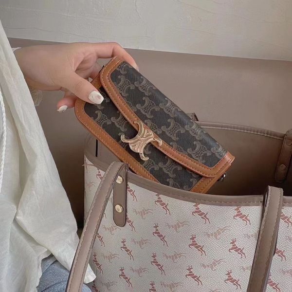 the new 2021 fashion cross body small square bag celin print zero wallet is suitable for any mobile phone trend, Red;black
the new 2021 fashion cross body small square bag celin print zero wallet is suitable for any mobile phone trend, Red;black