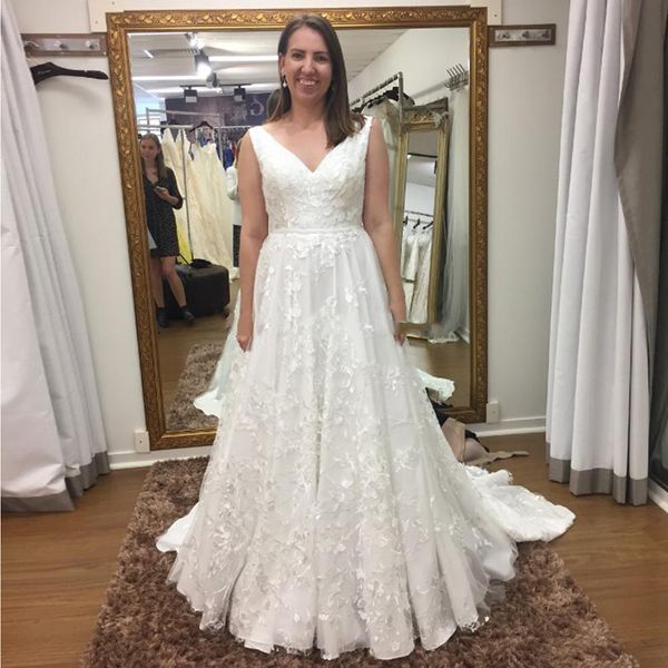 custom made v neck lace appliqued wedding dresses sweep train backless tulle plus size a line bridal gowns, White
custom made v neck lace appliqued wedding dresses sweep train backless tulle plus size a line bridal gowns, White