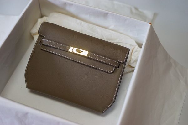 wholesale fully handmade 25cm designers purse,epsom leather wax stitching, gold and silver hardware, contact me for detail
wholesale fully handmade 25cm designers purse,epsom leather wax stitching, gold and silver hardware, contact me for detail