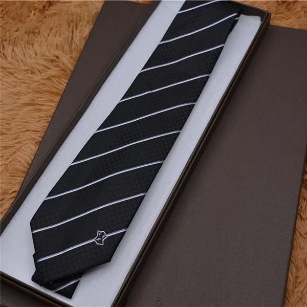 tie 100% silk embroidery stripe pattern classic bow tie brand men's casual narrow ties gift box packaging 3610, Blue;purple
tie 100% silk embroidery stripe pattern classic bow tie brand men's casual narrow ties gift box packaging 3610, Blue;purple