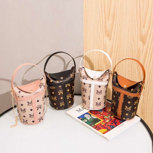 2021 japan and south korea new mini portable bucket chain small single shoulder messenger mobile phone bag
2021 japan and south korea new mini portable bucket chain small single shoulder messenger mobile phone bag
