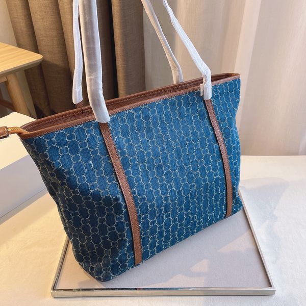2021 luxury designer ladies shopping bag handbag single shoulder large capacity tote magnetic snap clasp fashion all-match elegant blue
2021 luxury designer ladies shopping bag handbag single shoulder large capacity tote magnetic snap clasp fashion all-match elegant blue