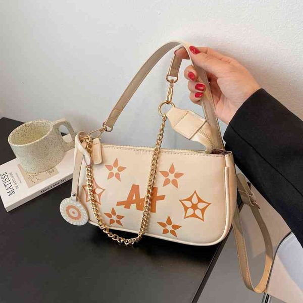 this year's popular small bag women's summer 2021 fashion one shoulder armpit texture chain messenger square, Black;red 
this year's popular small bag women's summer 2021 fashion one shoulder armpit texture chain messenger square, Black;red