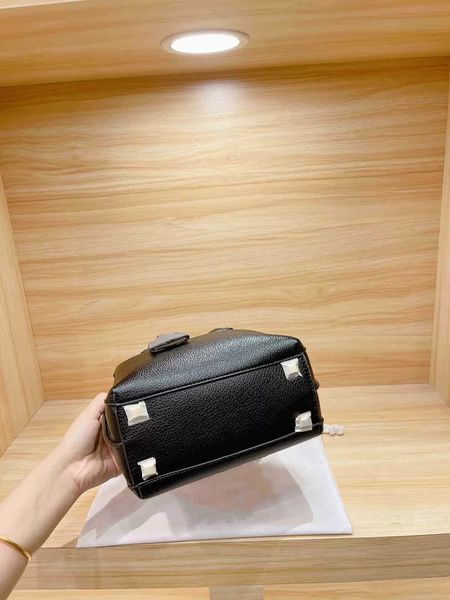 ladies designer handbag tote luxury handbags small bag man fashion genuine leather luxurious sumptuous classic shoulder bags totes 20*15cm, Black;red
ladies designer handbag tote luxury handbags small bag man fashion genuine leather luxurious sumptuous classic shoulder bags totes 20*15cm, Black;red