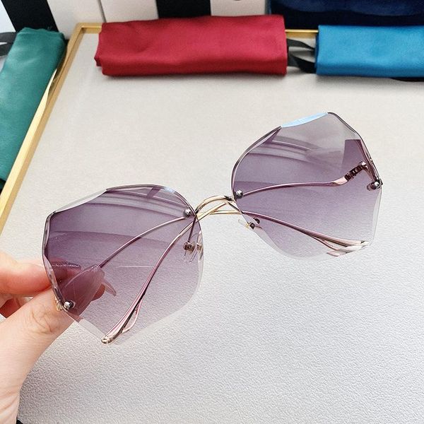 sunglasses oulylan 2021 fashion tea gradient women ocean water cut trimmed curved temples shades female uv400, White;black
sunglasses oulylan 2021 fashion tea gradient women ocean water cut trimmed curved temples shades female uv400, White;black