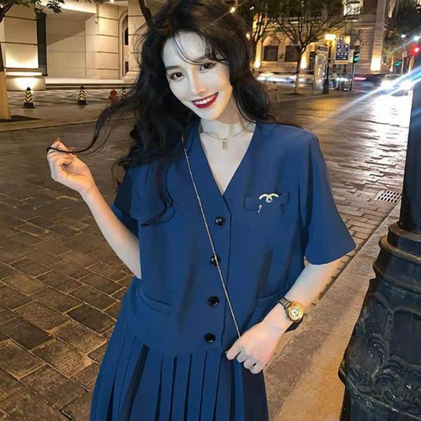 net red with the 2021 summer lady chiffon blouse v neck short sleeve blouse high waist long pleated skirt two sets, Black;gray
net red with the 2021 summer lady chiffon blouse v neck short sleeve blouse high waist long pleated skirt two sets, Black;gray