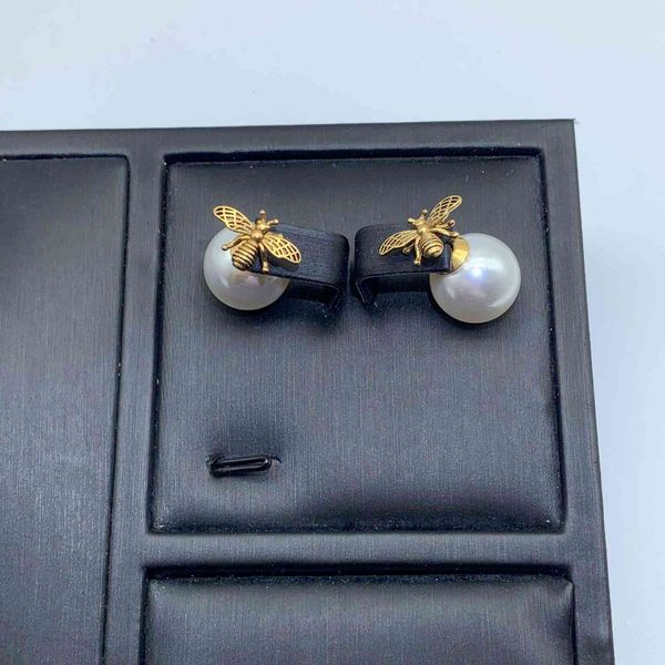 2021 new designer pearl bee and generous earrings female white net red silver needle anti allergy, Golden
2021 new designer pearl bee and generous earrings female white net red silver needle anti allergy, Golden