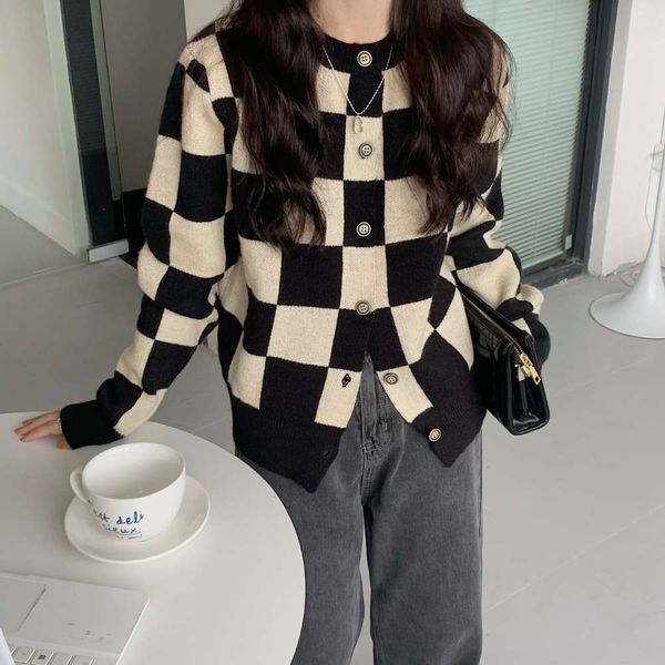 autumn and winter black white plaid cardigan sweater coat for women with round neck long sleeve, White;black
autumn and winter black white plaid cardigan sweater coat for women with round neck long sleeve, White;black