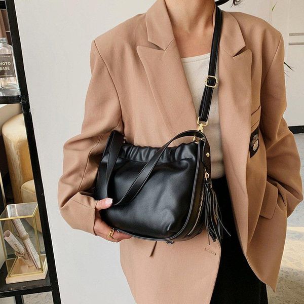cross body ladies tassel small shoulder bag 2021 summer fashion handbag soft leather trend luxury designer messenger sac
cross body ladies tassel small shoulder bag 2021 summer fashion handbag soft leather trend luxury designer messenger sac