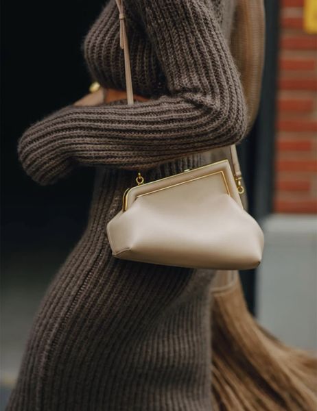 new arrival fend women luxurys designer clutch totes bags first series metal lock handbag fashion genuine leather single shoulder messenger
new arrival fend women luxurys designer clutch totes bags first series metal lock handbag fashion genuine leather single shoulder messenger