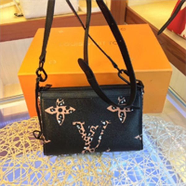 brand designer luxury m54330 triangle bag black flower women handbags iconic bags handles shoulder bags totes cross body bag clutches ev
brand designer luxury m54330 triangle bag black flower women handbags iconic bags handles shoulder bags totes cross body bag clutches ev