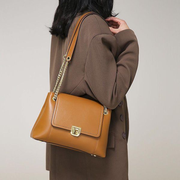 genuine leather handbags classic luxury fashion ladies shoulder bag 2021 europe new material female diagonal bag
genuine leather handbags classic luxury fashion ladies shoulder bag 2021 europe new material female diagonal bag