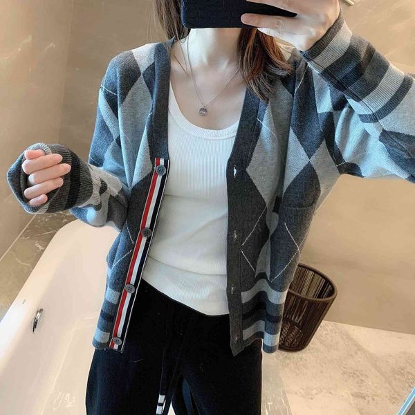 tb knitted cardigan college style autumn winter loose plaid sweater 2021 new v-neck sweater women's coat, White;black
tb knitted cardigan college style autumn winter loose plaid sweater 2021 new v-neck sweater women's coat, White;black