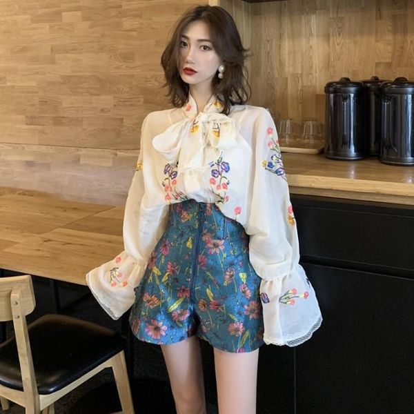 2021 spring new fashion women's sets embroidered bow long sleeve high waist shorts two-piece fashion female, Gray 
2021 spring new fashion women's sets embroidered bow long sleeve high waist shorts two-piece fashion female, Gray