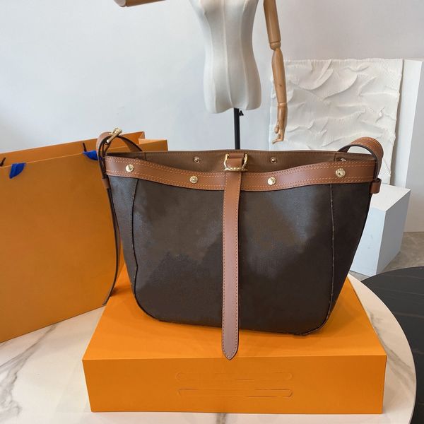 luxury onthego shopping bag printed soft granule face kraft leather tote bags with contrasting color large capacity travel package commuter
luxury onthego shopping bag printed soft granule face kraft leather tote bags with contrasting color large capacity travel package commuter