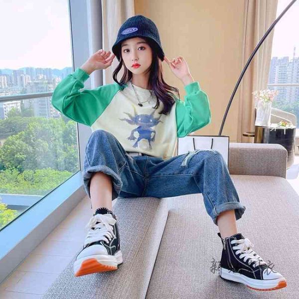 net red girl's autumn suit foreign style 2021 new korean version of chinese big children's printed sweater and jeans two-piece set, Black;white
net red girl's autumn suit foreign style 2021 new korean version of chinese big children's printed sweater and jeans two-piece set, Black;white